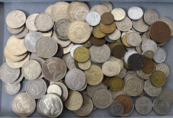 昔の海外旅行で残ったコイン、まとめてお買取りしました。 | 金の豚 三島店
